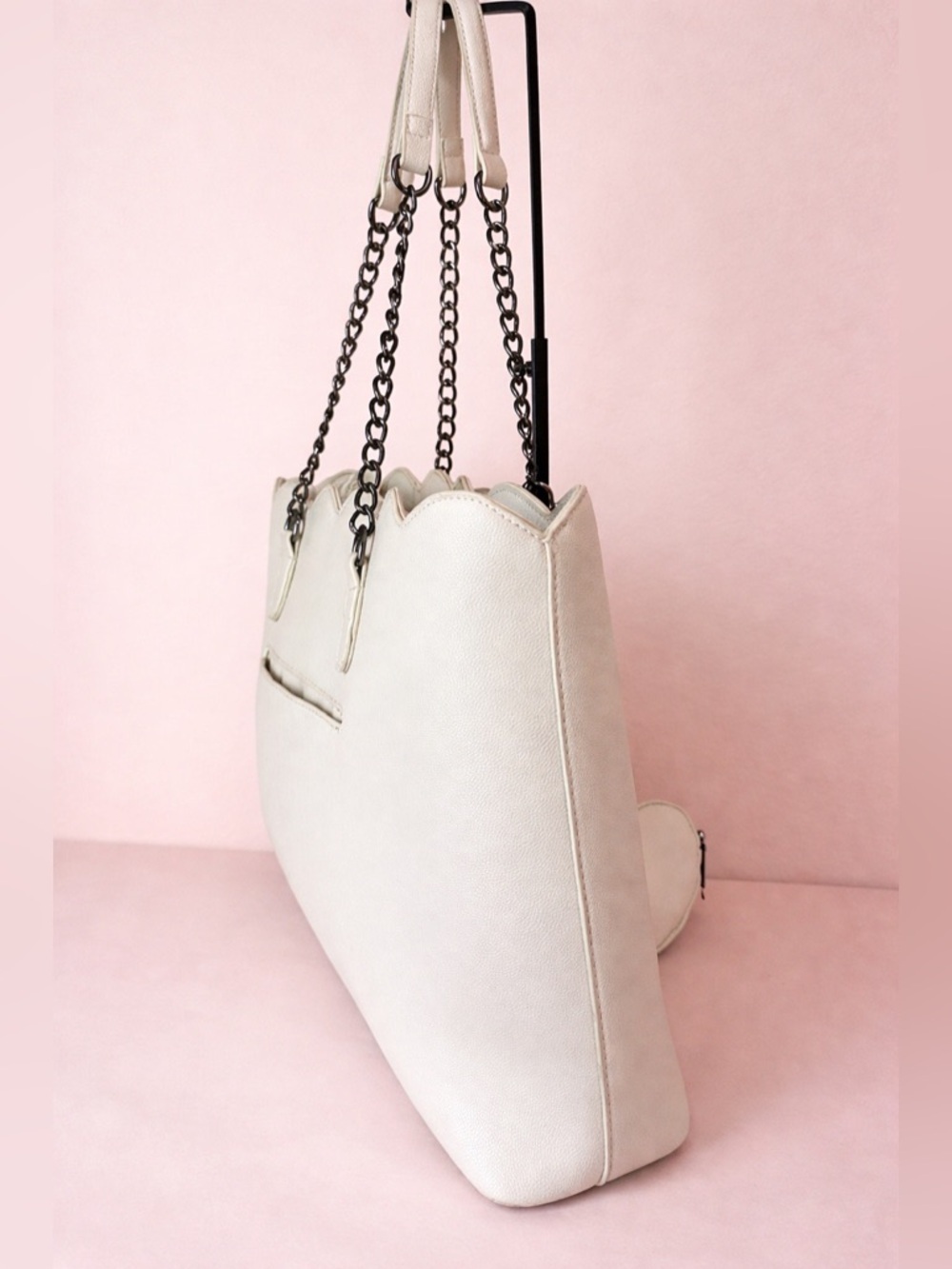 Betsey Johnson cream-colored tote bag black chain straps and heart-shaped charm - Picture 5 of 5